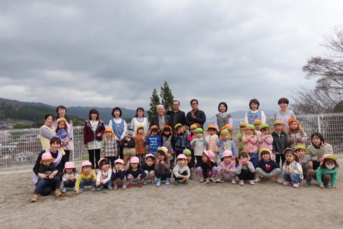 台湾漫画家と吉里吉里保育院の子供たちとの記念写真。4月7日。