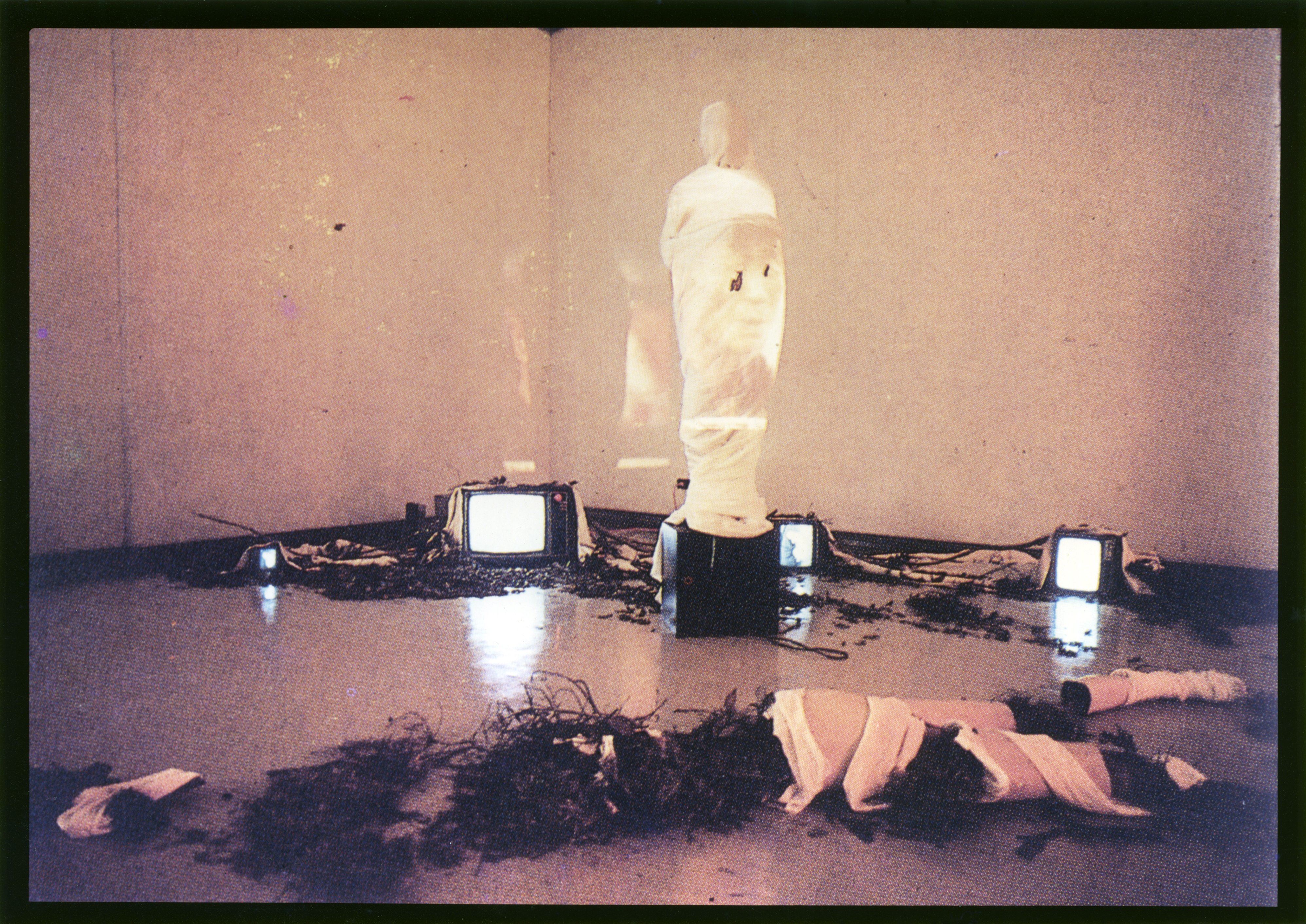 カク・イフン（グオ・イーフェン／郭挹芬）、ロ・メトク（ルー・ミンドー／盧明德） 《サイレント・ボディー》 1987年 パフォーマンス、5チャンネル・ビデオ（白黒、サイレント）、CRTモニター、枝、白い布 サイズ可変 展示風景：「実験芸術：アクション・スペース」台北市立美術館、1987年