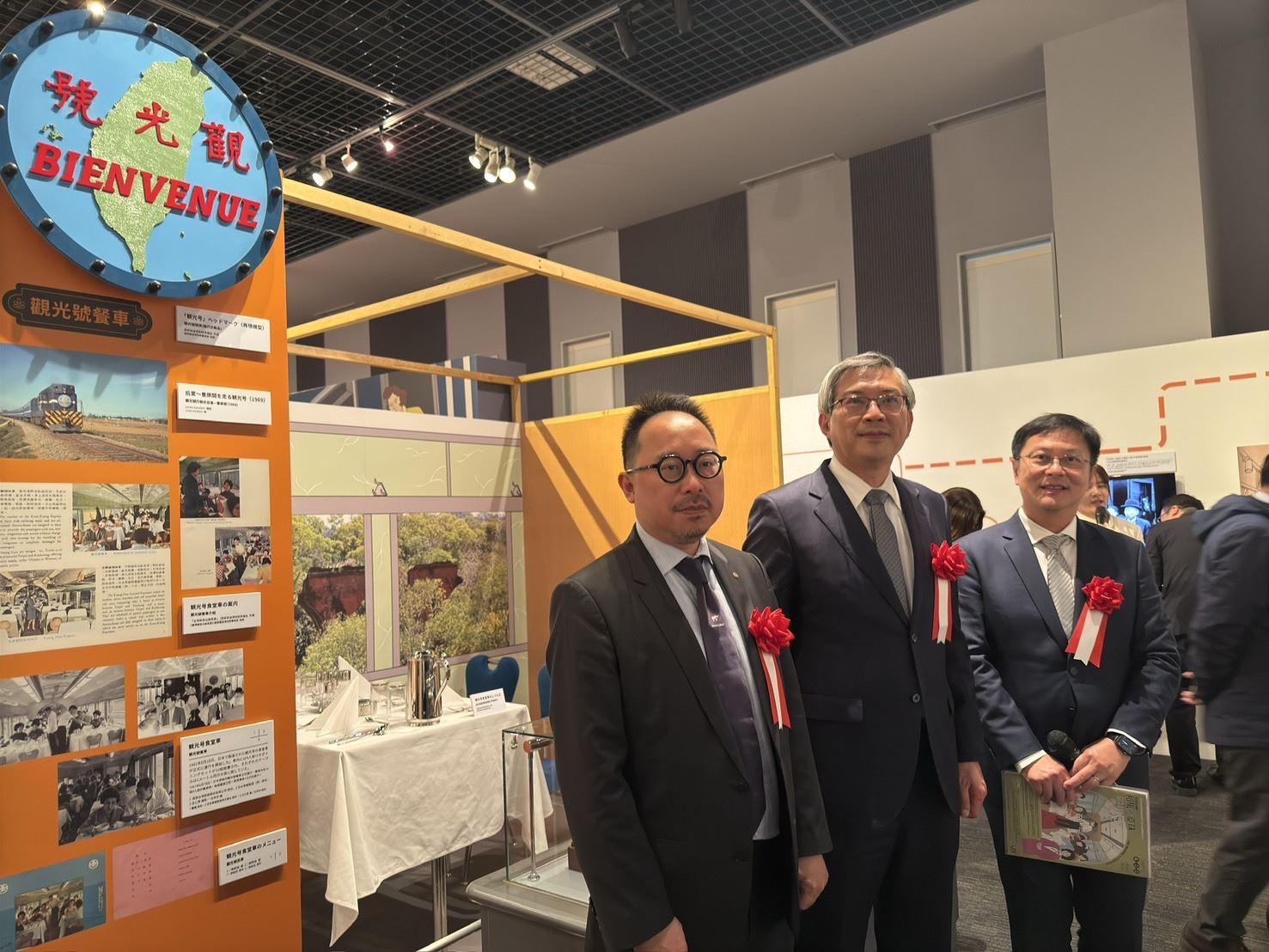 曽鈐龍・台湾文化センター長、周学佑・駐日副代表周學佑、国家鉄道博物館準備処主任鄭銘彰(左起)