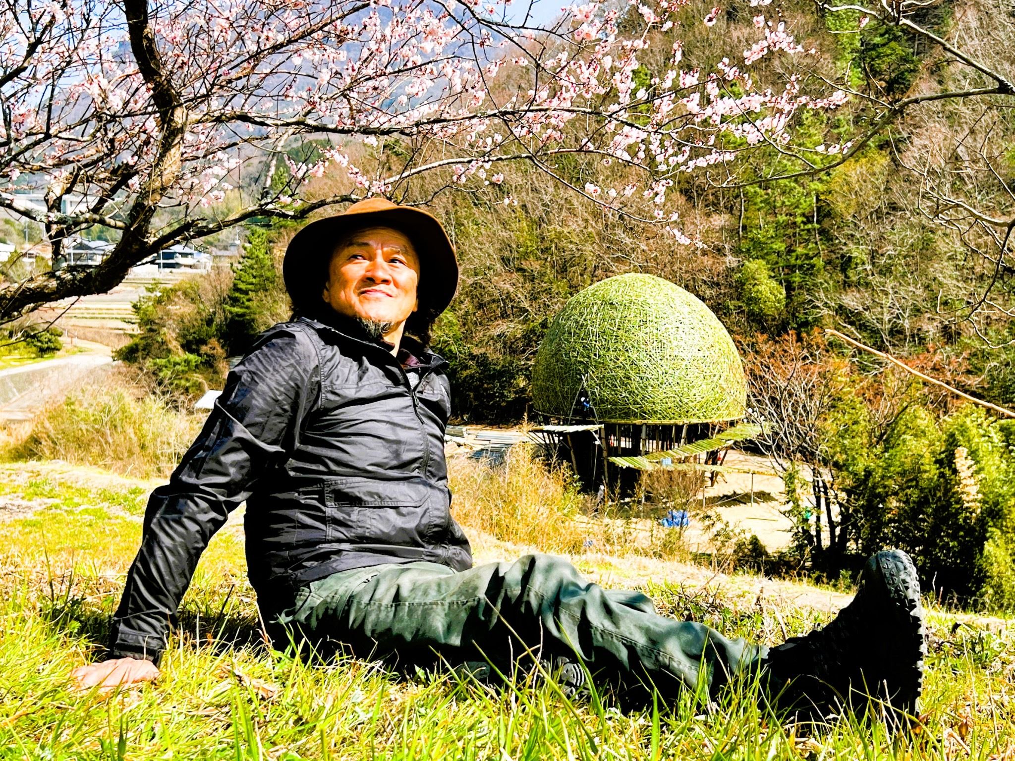 王文志《抱擁・小豆島》（2025年 瀬戸内国際芸術祭） 4,000本の竹を用いた巨大インスタレーション。自然との共生をテーマに、台湾と日本の協働で創り上げられた文化交流の象徴。
