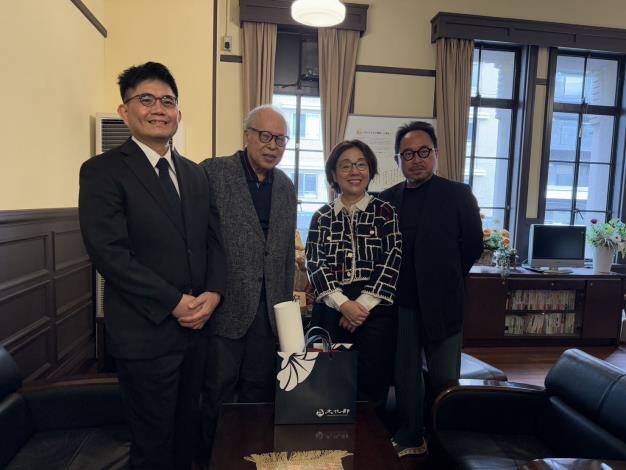 文化部王時思次長(右2)、國家漫畫博物館籌備處陳登欽代理主任(左1)、京都國際漫畫博物館荒俁宏館長(左2)、台灣文化中心曾鈐龍主任(右1)合影