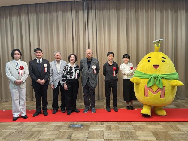文化部王時思次長(左4)、手塚製作公司董事長松谷孝征(左3)、國家漫畫博物館籌備處陳登欽代理主任(左2)、京都國際漫畫博物館荒俁宏館長(右4)、慢工出版黃珮珊總編(右3)、臺灣漫畫家高妍(右2)、日本漫畫家川勝德重(左1)、京都國際漫畫博物館吉祥物Mamyu