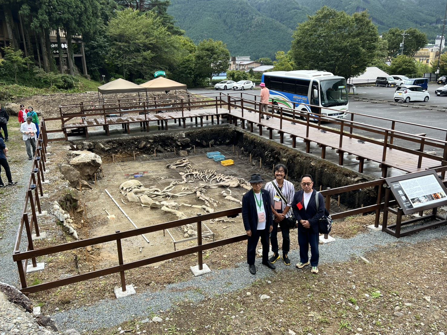 1.-「下呂 Art Discovery 2026」國際藝術節總合總監北川富朗（左）、臺灣藝術家涂維政（中）及駐日臺灣文化中心主任曾鈐龍（右）於作品《飛驒神話遺跡－兩面宿儺 神龍退治》前合影jpg