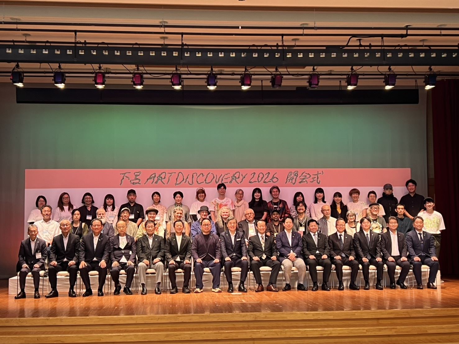 2-「下呂 Art Discovery 2026」國際藝術節總合總監北川富朗（前排左四）、岐阜縣知事江崎禎英（前排右7）、下呂市長山內登（前排右8）、駐日臺灣文化中心主任曾鈐龍（前排右9）及臺灣藝術家涂維政（中排右6）與貴賓及參展藝術家合影