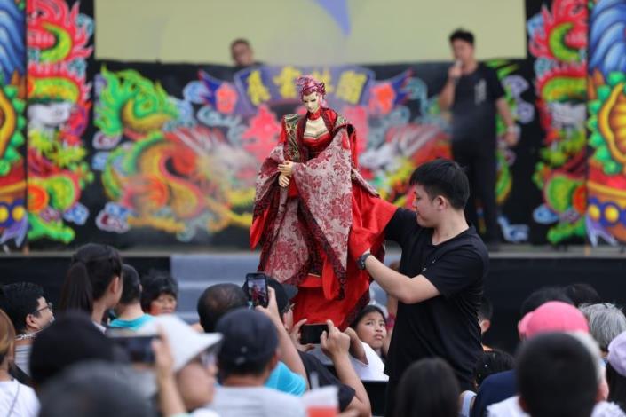 「真雲林閣掌中劇團」特地帶來親子布袋戲演出，過程中除講解臺灣布袋戲發展歷程，也展示不同尺寸戲偶，吸引觀眾搶拍。