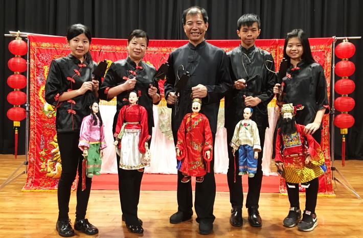 高雄市「錦飛鳳傀儡戲劇團」參與「全國文化資產行動博覽會」，呈現「嘉禮酬神－高雄的戲與偶」。