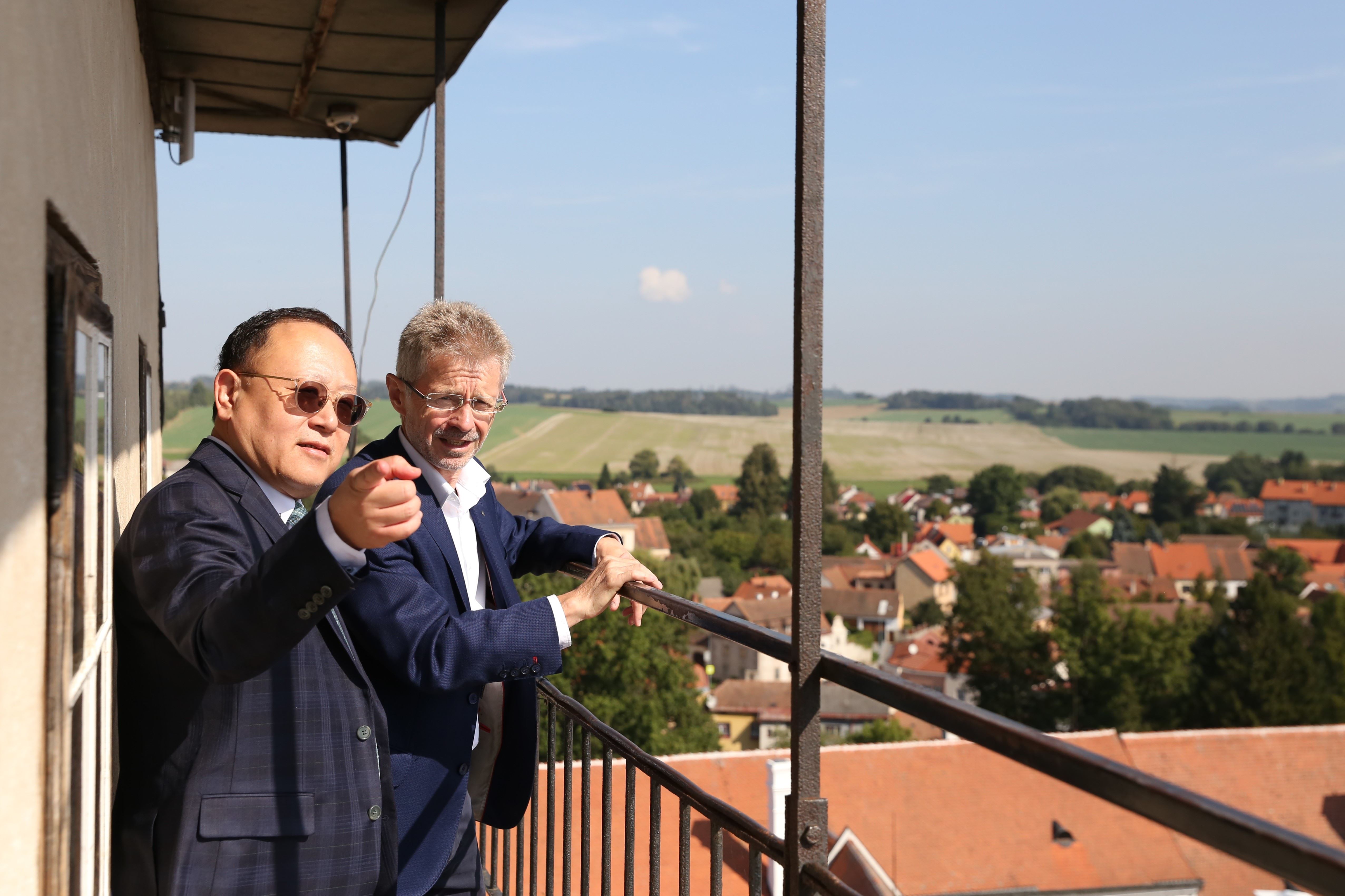 文化部長史哲（左）到訪捷克特爾奇市（Telč），由捷克參議長韋德齊（Miloš Vystrčil，右）分享介紹其家鄉的歷史人文及建築特色。.jpg