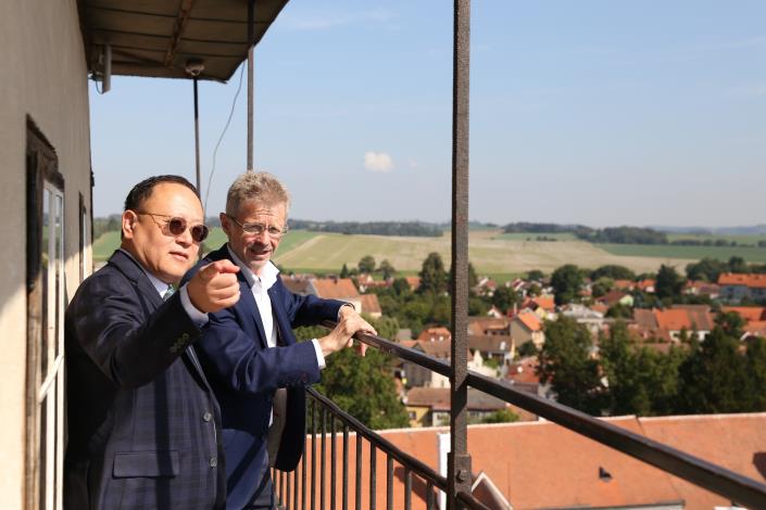 文化部長史哲（左）到訪捷克特爾奇市（Telč），由捷克參議長韋德齊（Miloš Vystrčil，右）分享介紹其家鄉的歷史人文及建築特色。