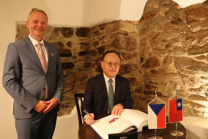 文化部長史哲（右）及捷克維索吉納省長施瑞克（Vítězslav Schrek，左）共同在貼有國旗的留言本上簽名，表達兩國堅實的情誼。
