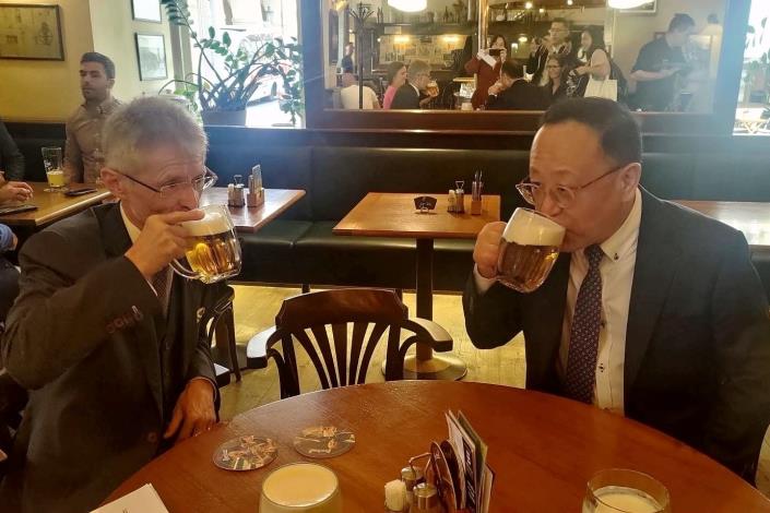 捷克參議長韋德齊（Miloš Vystrčil，左）熱情邀約文化部長史哲（右）到酒吧喝上一杯捷克人最愛的啤酒，展現對臺灣友人最誠摯的情誼。