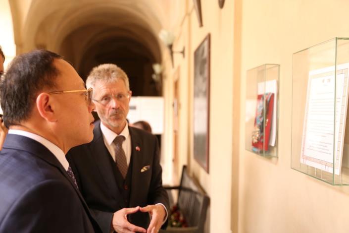 捷克參議長韋德齊（Miloš Vystrčil）為文化部長史哲（左）導覽參議院華倫斯坦宮，總統蔡英文追贈已故議長柯佳洛的「特種大綬卿雲勳章」展示於牆上。