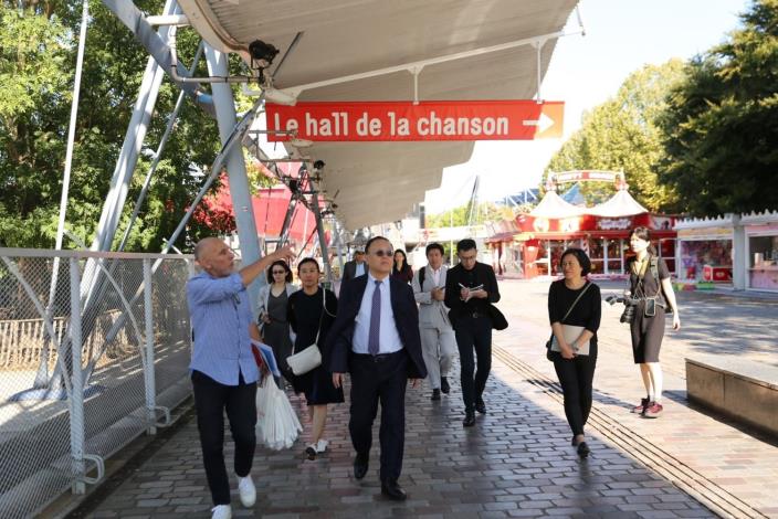 文化部長史哲（中）參訪2024巴黎文化奧運場地拉維特園區（La Villette）。