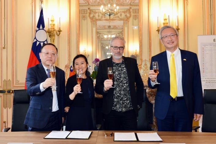 在文化部長史哲（左1）及駐法國大使吳志中（右1）見證下，瑞士10號月台藝文園區基金會（Fondation Plateforme 10）總監吉傑（Patrick J. Gyger，右2）與巴文中心主任胡晴舫（左2）共同簽署合作備忘錄，四人以香檳舉杯慶祝臺瑞文化交流開闢新路徑。