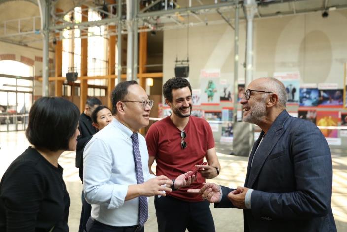 文化部長史哲（左2）參訪巴黎104藝術中心（Le Centquatre-Paris），與總監貢薩爾維斯（José-Manuel Gonçalvès，右1）研議雙方未來合作方向、擴大臺灣藝術家及表演團隊參與等。