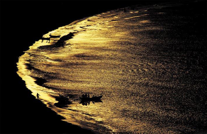 柯錫杰作品《金海》（Sea in Golden Light），1985年。（潔錫杰影像工作室提供）