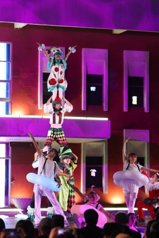 FOCA福爾摩沙馬戲團與日本藝術家髙橋匡太_TAKAHASHI_Kyota合作，藉由舞者穿戴充滿魔力色彩會發光的雲形圈圈（KIRARA_RING），聯手展現點亮空總的夢幻世界。