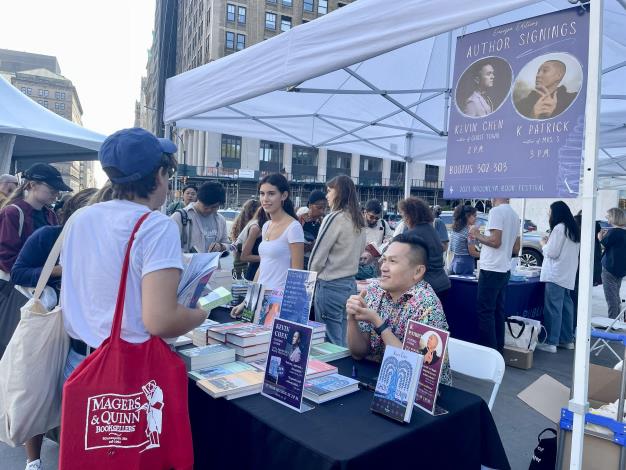 作家陳思宏受邀布魯克林圖書節，在小說《鬼地方》英文版出版社攤位上與美國讀者互動。