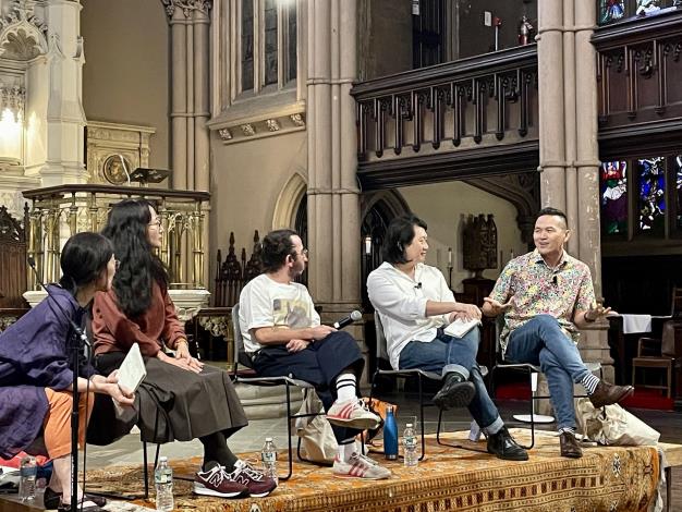 陳思宏（右一）在布魯克林圖書節與韓裔日籍作家柳美里（左二）、墨西哥作家柯多瓦（中）搭檔出席「鬼魂與怪物」座談，並由新加坡作家兼譯者程異（右二）主持。