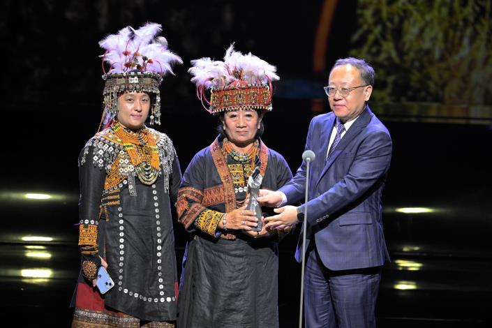 文化部長史哲（右1）頒贈音樂類特別獎–查馬克．法拉屋樂，由查馬克．法拉屋樂妻子謝恩祈（左起）、母親石秀英代領。