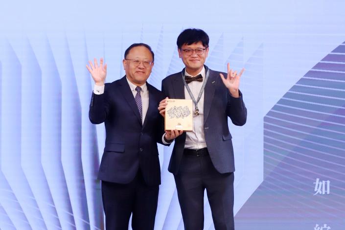 文化部長史哲（左）頒贈文協獎章及獎座予得主中華民國聾人協會「聾影隊」編導「陳立育」