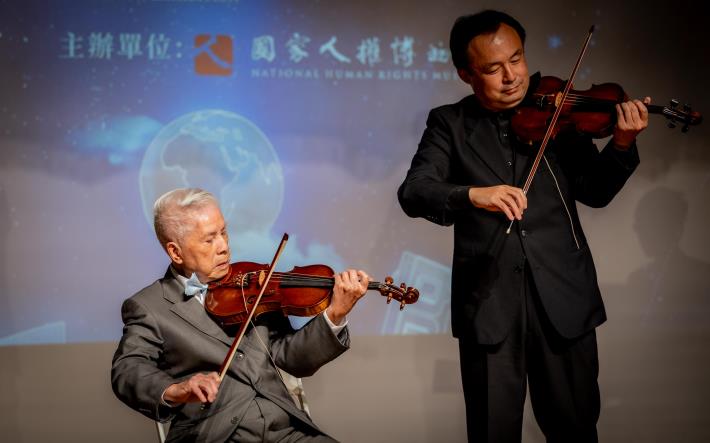 政治受難者前輩楊國宇（左）與受難者家屬暨小提琴演奏家歐陽慧剛（右）聯手演出〈雨夜花〉、〈望春風〉等臺語經典曲目。