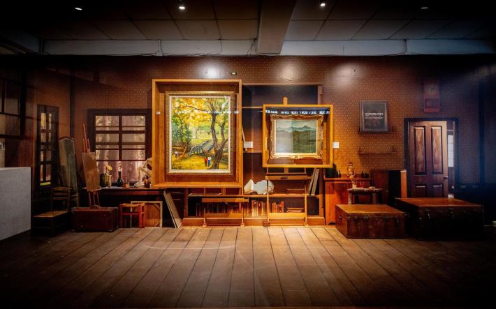 典藏展特別向嘉義市立美術館借展，展出歐陽文前輩油畫〈山〉（右）、〈嘉義公園〉（左）