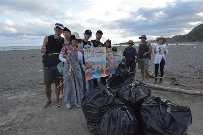 在金樽海岸線整理出八包資源回收和垃圾！