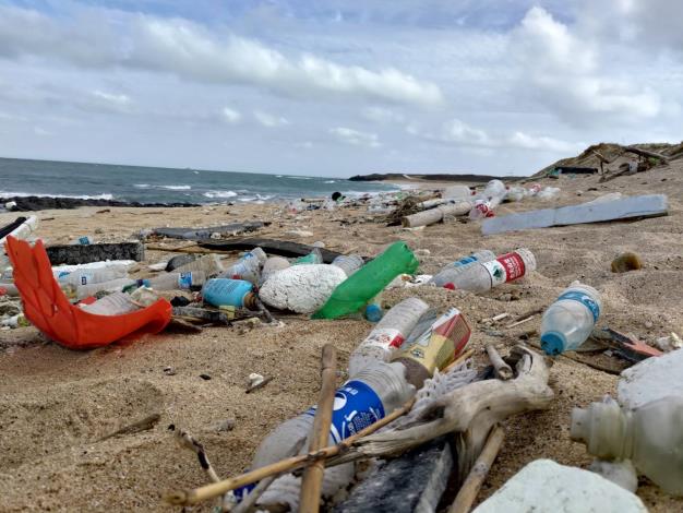 澎湖美麗的海岸線被覆蓋了海漂垃圾。