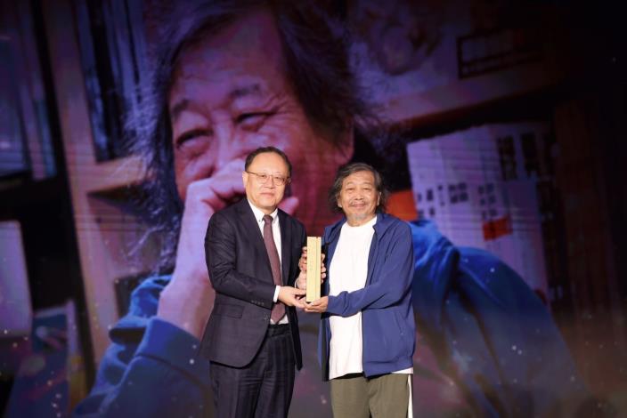 文化部長史哲（左）頒贈第14屆金漫獎「特別貢獻獎」予漫畫家暨漫畫研究者洪德麟。