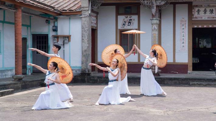 被譽為「臺灣客家舞蹈之母」周惠丹帶領的惠風舞蹈工作室，將客家元素重新轉譯，呈現出傳統藝術的新風貌。