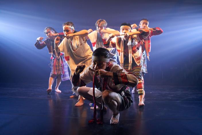 傳源文化藝術團透過「樂」、「舞」口說及吟唱的表現方式，讓觀眾看見泰雅族文化的新型態展演。