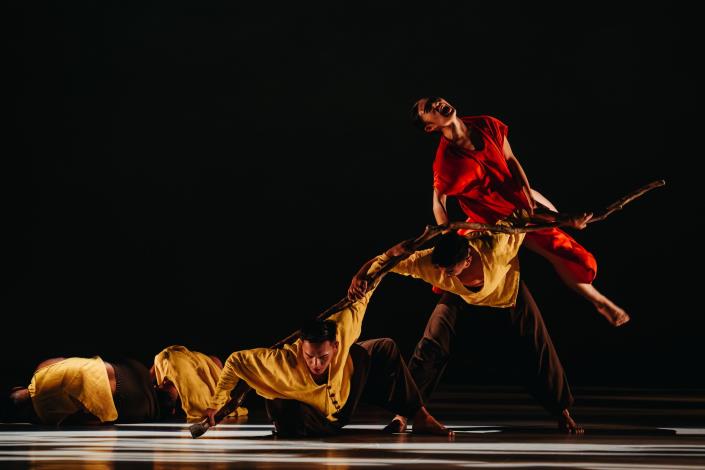 「蒂摩爾古薪舞集」為臺灣首支以排灣族當代為主體的全職舞團，以排灣族地磨兒部落（屏東三地門）為根據地，致力以排灣古謠的律動舞出當代，以歌入舞、以舞引歌，展現專屬排灣的身體符號。（林峻永攝影）