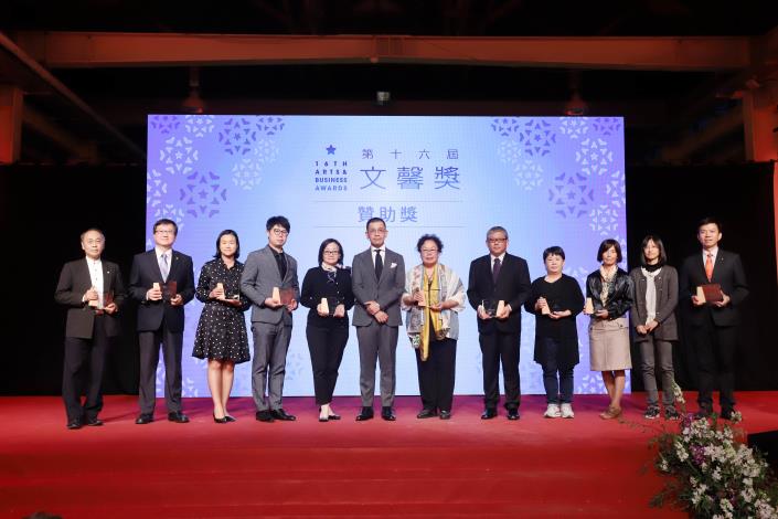 文化內容策進院董事長蔡嘉駿（左6）頒發「常設獎-贊助獎」並與得獎單位合影。