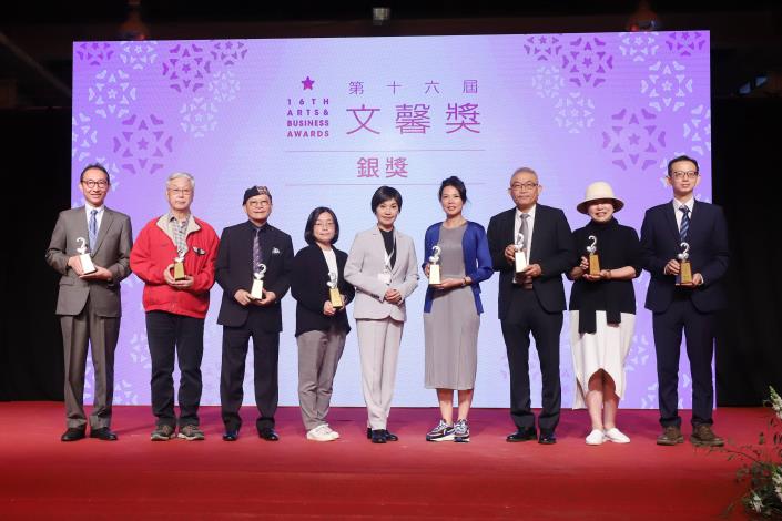 唐美雲歌仔戲團團長唐美雲（中）頒發「常設獎-銀獎」並與得獎單位合影。