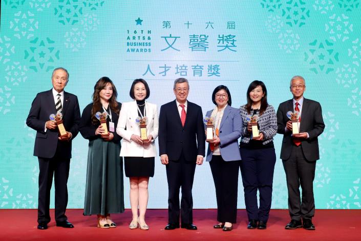 行政院長陳建仁（中）頒發「特別獎-人才培育獎」並與得獎單位合影。