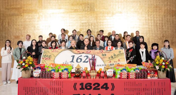 文化部長史哲（前排中）與主創團隊、演員群共同揭開劇本卷軸，宣布將以史詩鉅作回顧臺灣歷史身世的重要決心。
