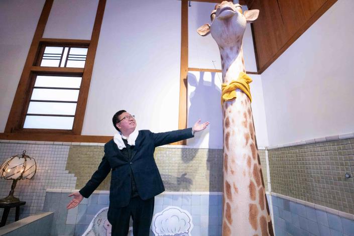 行政院副院長鄭文燦參觀「泡漫畫－公共澡堂體驗」展區，與展區泡澡的動物們進行拍照打卡。