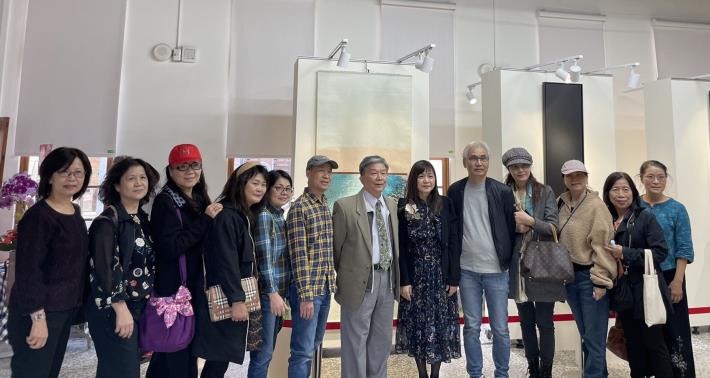 藝術家楊企霞與到場支持的貴賓、親友合影