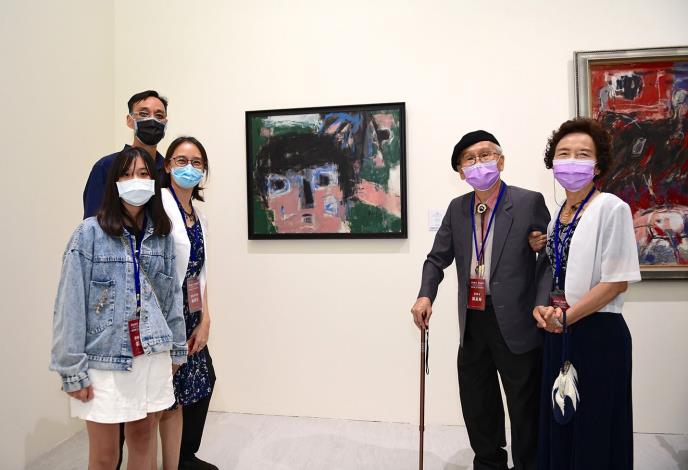國立臺灣美術館於2021年舉辦「取色賦形．捨像傳神－陳銀輝90藝術歷程」展覽，展出創作年代橫跨1959年至2021年的155件油畫作品，藝術家陳銀輝伉儷（右）與家人出席展覽開幕式。
