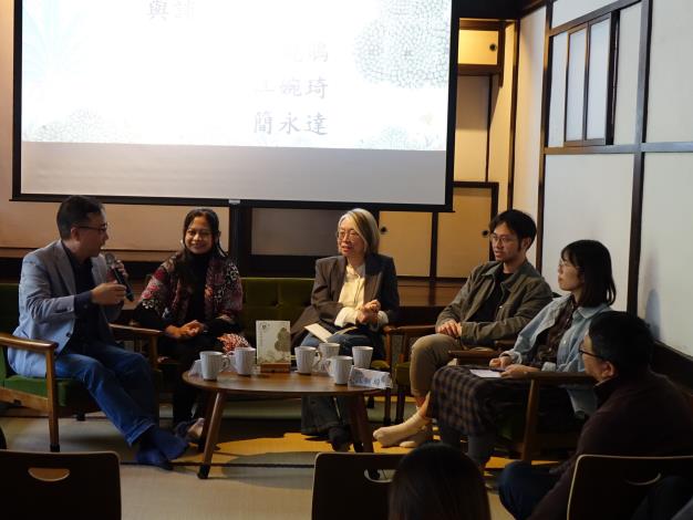 由（左起）張正主持，莉莉（Ririn_Arumsari）、夏曉鵑、簡永達、江婉琦與談，共同探討當前臺灣移民工書寫的現況及意義。