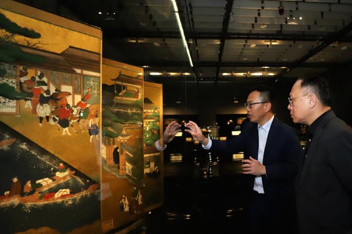 文化部長史哲（右）參觀「跨‧1624：世界島臺灣」國際特展，觀看「南蠻人來朝圖屏風」。