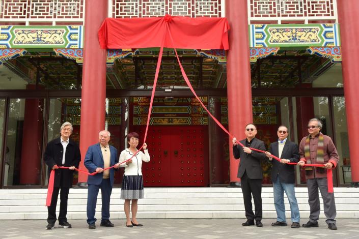 史博館揭牌，文化部長史哲（右3）、史博館館長王長華（左3）、林柏亭（右2）、蕭瓊瑞（右1）、李乾朗（左2）、莊武男（左1）。