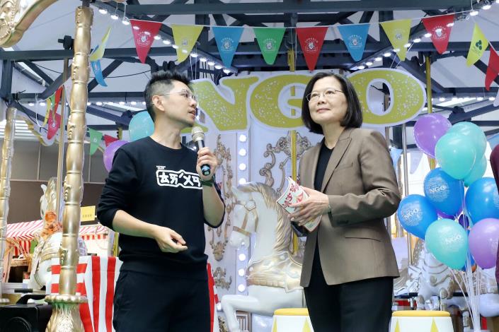 獨立出版聯盟理事長陳夏民（左）為總統蔡英文（右）介紹書展「公民書區–讀字樂園」展區。