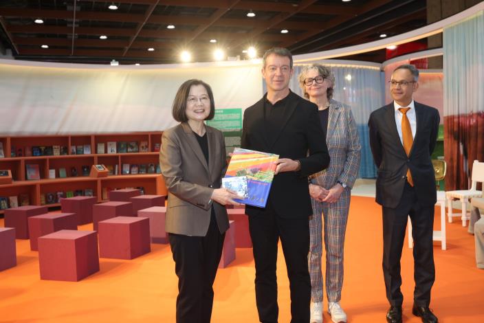 2024台北國際書展主題國荷蘭館策展單位MVRDV代表Jan Knikker（左2）致贈被紐約時報選為年度最佳圖畫書的繪本、文創品予總統蔡英文（左1）。