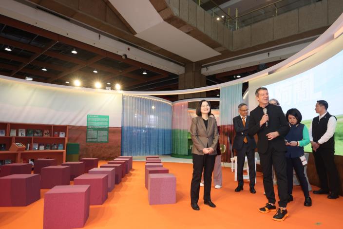 總統蔡英文（前排左）參觀2024台北國際書展主題國荷蘭館，策展單位MVRDV代表Jan Knikker（前排右）介紹展館皆以可回收材料搭建，打造具環保永續性的展場。