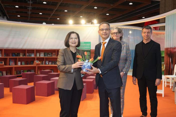 總統蔡英文（左1）參觀2024台北國際書展主題國荷蘭館，荷蘭在臺辦事處代表譚敬南（Guido Tielman）（左2）致贈荷蘭國花鬱金香盆栽表示歡迎。