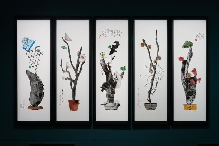黃元煜本次展出作品《海漂瓶花》，將海漂物重組拼貼，以當代水墨畫的視覺語彙，組構為盆栽意象，引領觀者以全球共業的環境議題，思索攝影創作的可能角度。