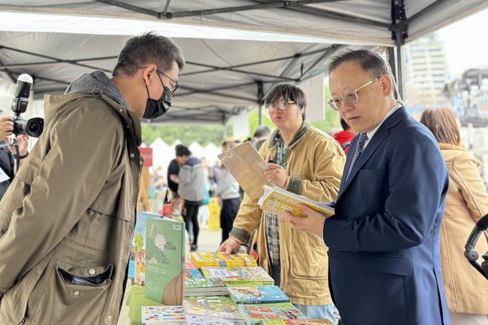 文化部長史哲（右1）參觀「2024世界母語日—Tâigí_FLOW生活節」創新書市。