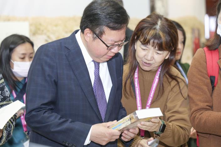 行政院副院長鄭文燦參觀「2024台北國際書展」。