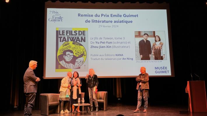 《來自清水的孩子》榮獲2024法國「愛彌爾．吉美亞洲文學獎」新增設的「圖像小說」獎項，作者游珮芸（中）昨（29）日在頒獎典禮接受評審團主席Laure_Adler（右2）訪問。